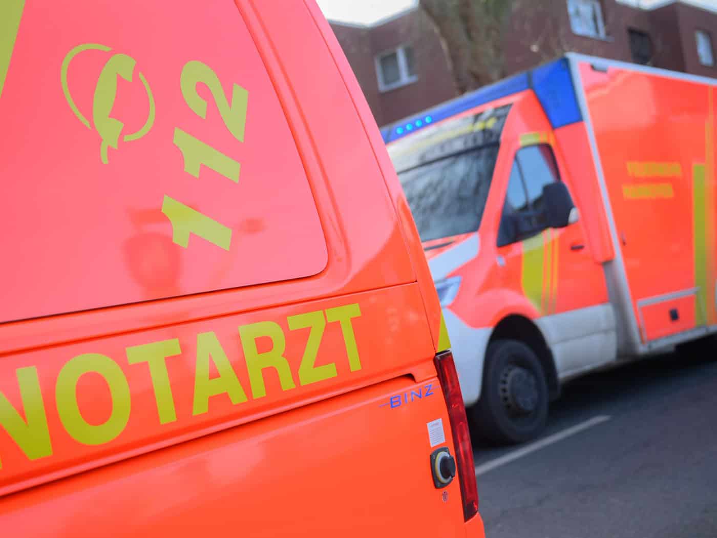 Rettungskräfte versorgten die Verletzten am Unfallort. (Symbolbild) / Foto: Julian Stratenschulte/dpa