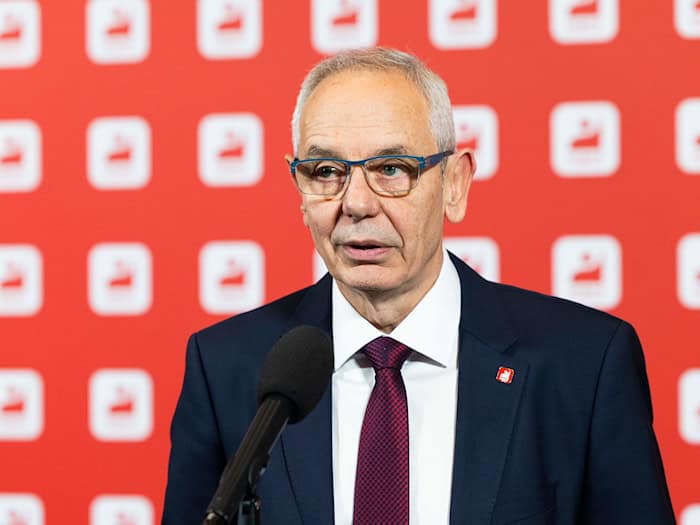 IG-BCE-Chef Michael Vassiliadis warnt vor einem Kahlschlag, etwa in der Chemieindustrie (Archivbild) / Foto: Michael Matthey/dpa