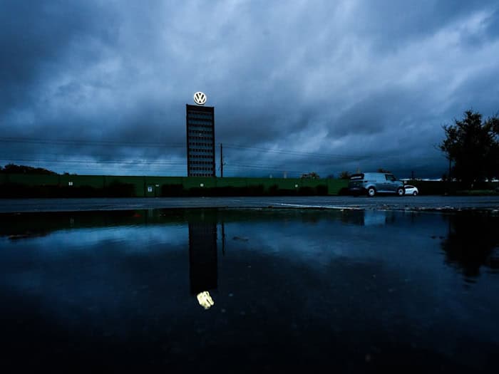 Dunkle Wolken über Wolfsburg: Der VW-Konzen hat 2025 einen drastischen Gewinneinbruch erlitten. / Foto: Julian Stratenschulte/dpa