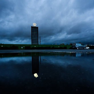Dunkle Wolken über Wolfsburg: Der VW-Konzen hat 2025 einen drastischen Gewinneinbruch erlitten. / Foto: Julian Stratenschulte/dpa