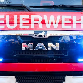 Die Feuerwehr ist mit einem Großaufgebot im Einsatz. (Symbolbild) / Foto: Julian Stratenschulte/dpa