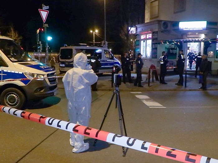 Polizisten und Mitarbeiter der Spurensicherung sind in der Bremer Kornstraße an einem Tatort beschäftigt. / Foto: Sebastian Peters/NEWS5/dpa