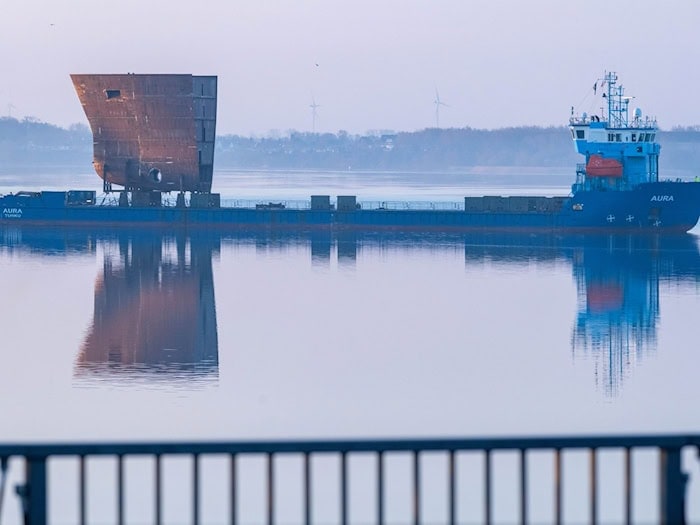 Aus Litauen kam ein großer Block des künftigen Fischereiforschungsschiffes «Walther Herwig» nach Stralsund. / Foto: Stefan Sauer/dpa