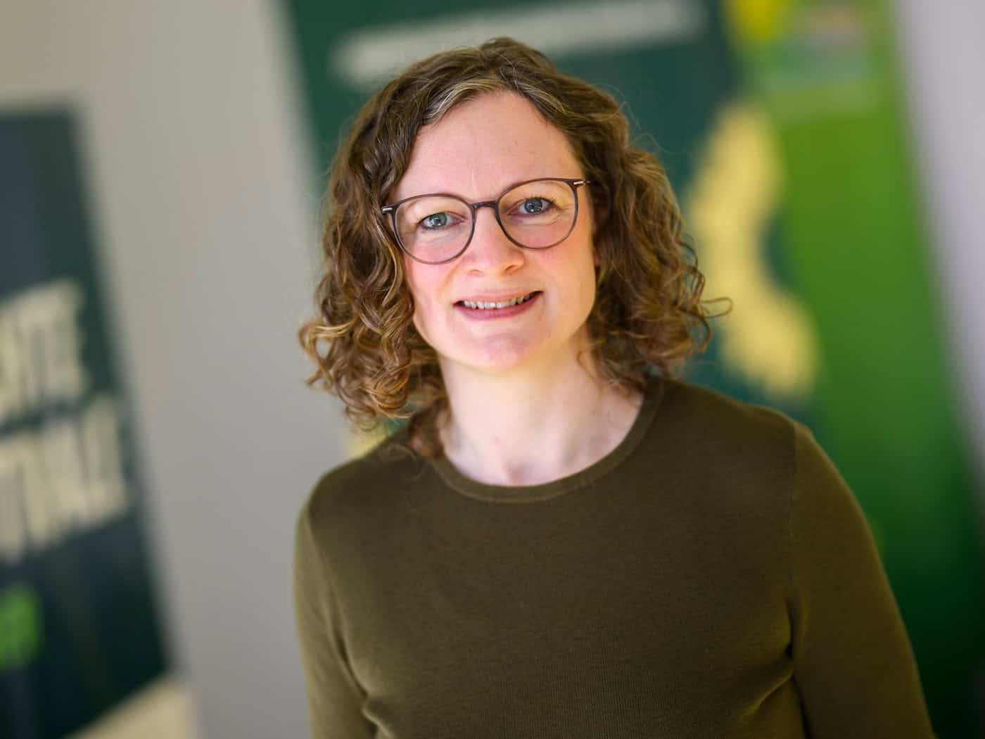 Sinja Münzberg ist die Kandidatin von Bündnis 90/Die Grünen für das Amt der Regionspräsidentin der Region Hannover. / Foto: Julian Stratenschulte/dpa