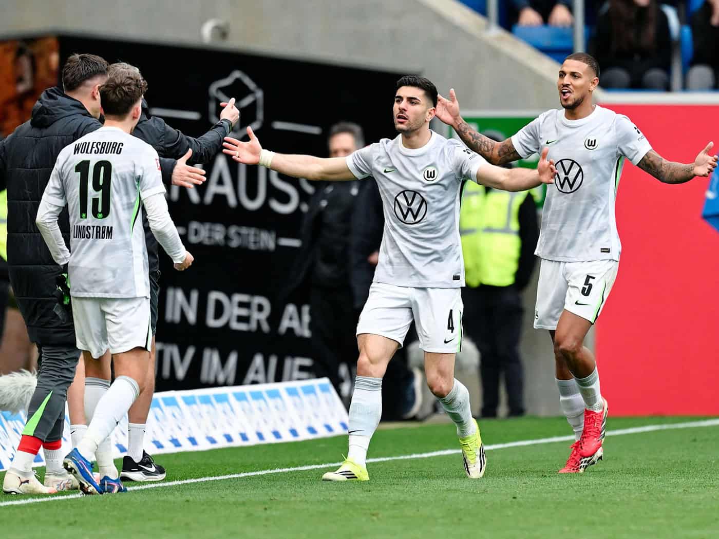 Konstantinos Koulierakis (M) freut sich über die Wolfsburger Führung. / Foto: Uwe Anspach/dpa