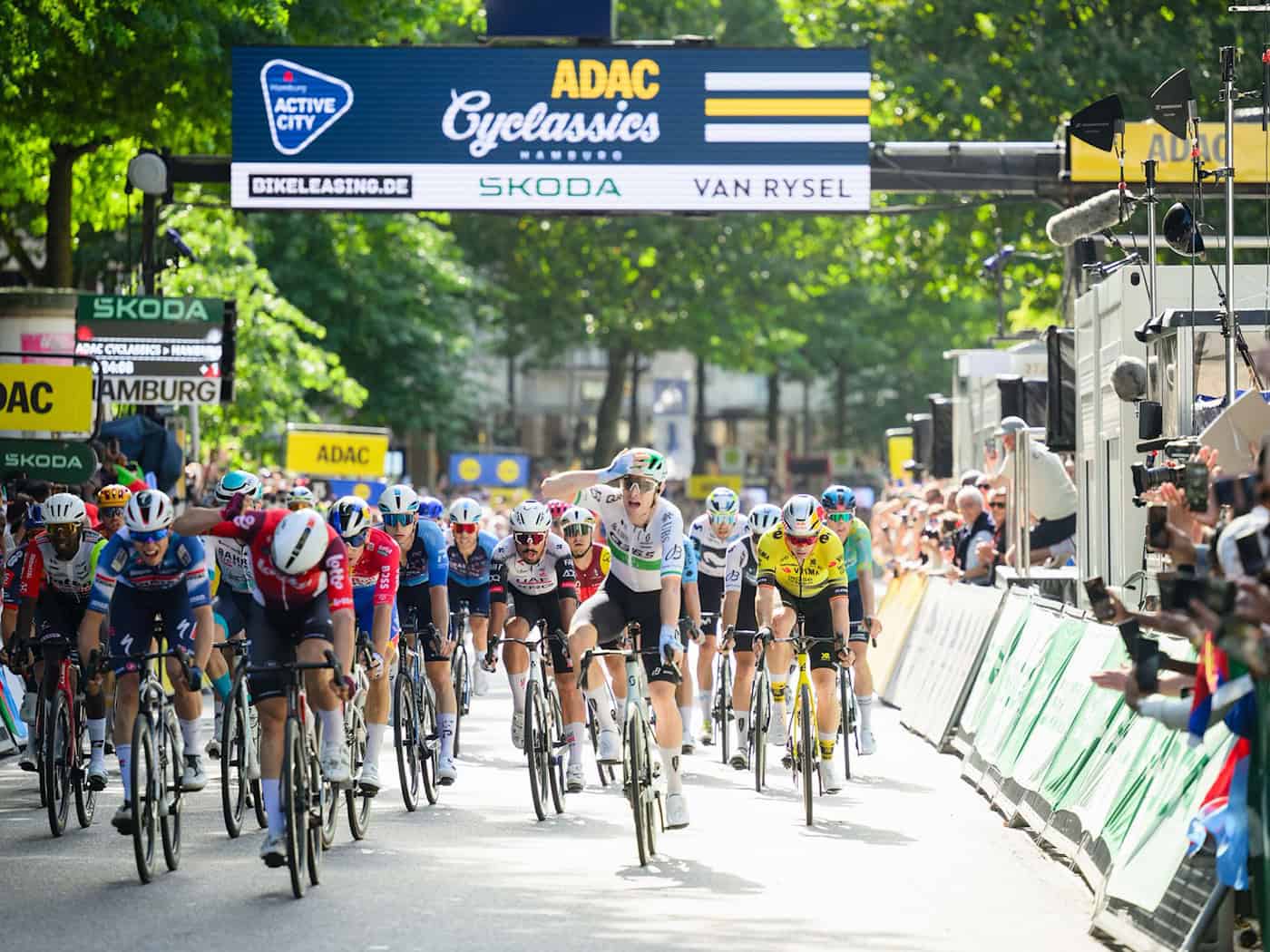 Rory Townsend (5.v.r.) siegte im vergangenen Jahr bei den Cyclassics. (Archivbild) / Foto: Gregor Fischer/dpa