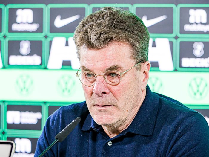Dieter Hecking soll den VfL Wolfsburg vor dem Abstieg retten. / Foto: Moritz Frankenberg/dpa