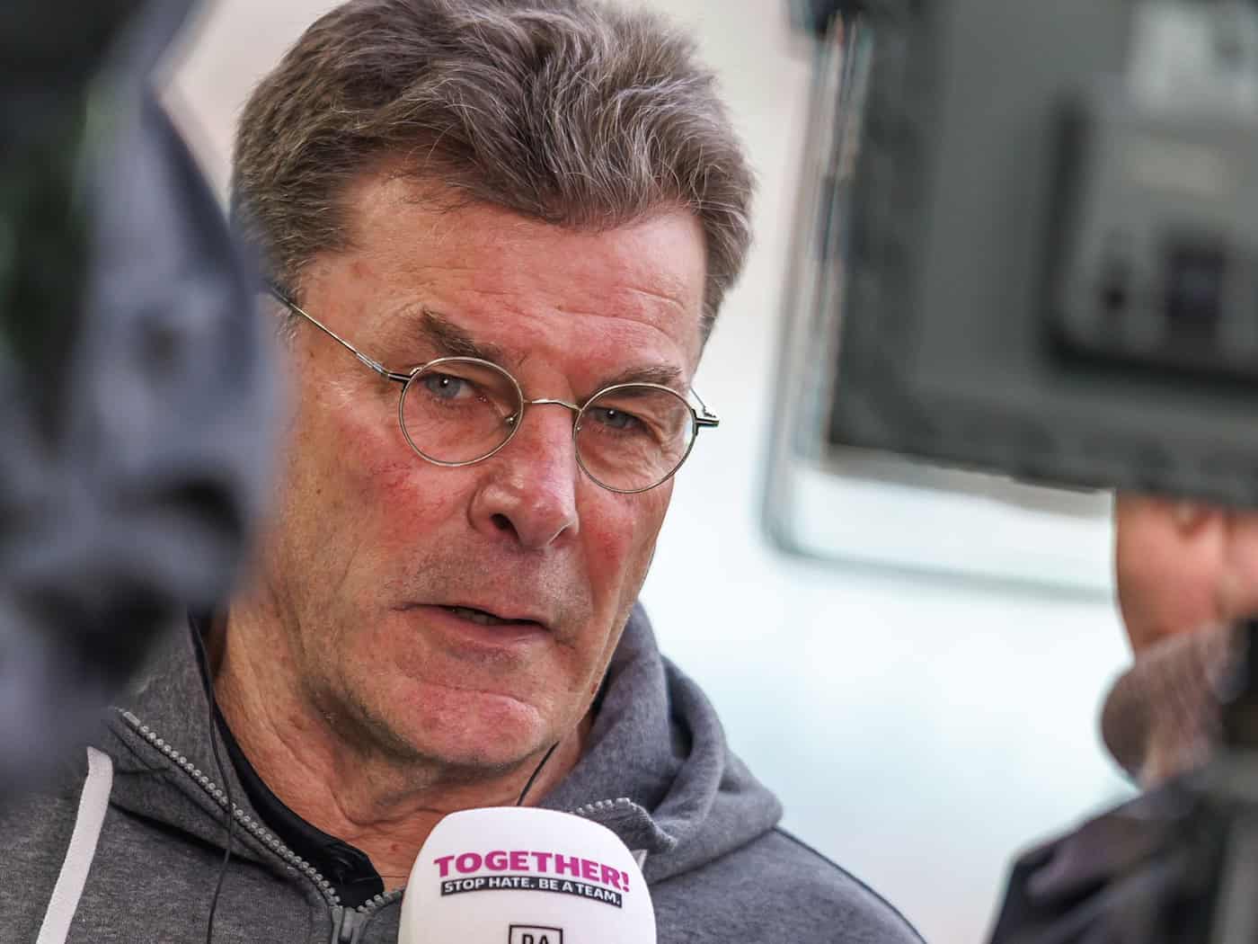 Realistisch, dennoch hoffnungsfroh: Wolfsburgs Trainer Dieter Hecking.(Archivbild) / Foto: Andreas Gora/dpa