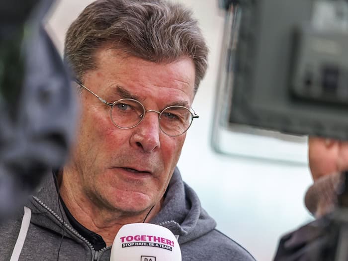 Realistisch, dennoch hoffnungsfroh: Wolfsburgs Trainer Dieter Hecking.(Archivbild) / Foto: Andreas Gora/dpa