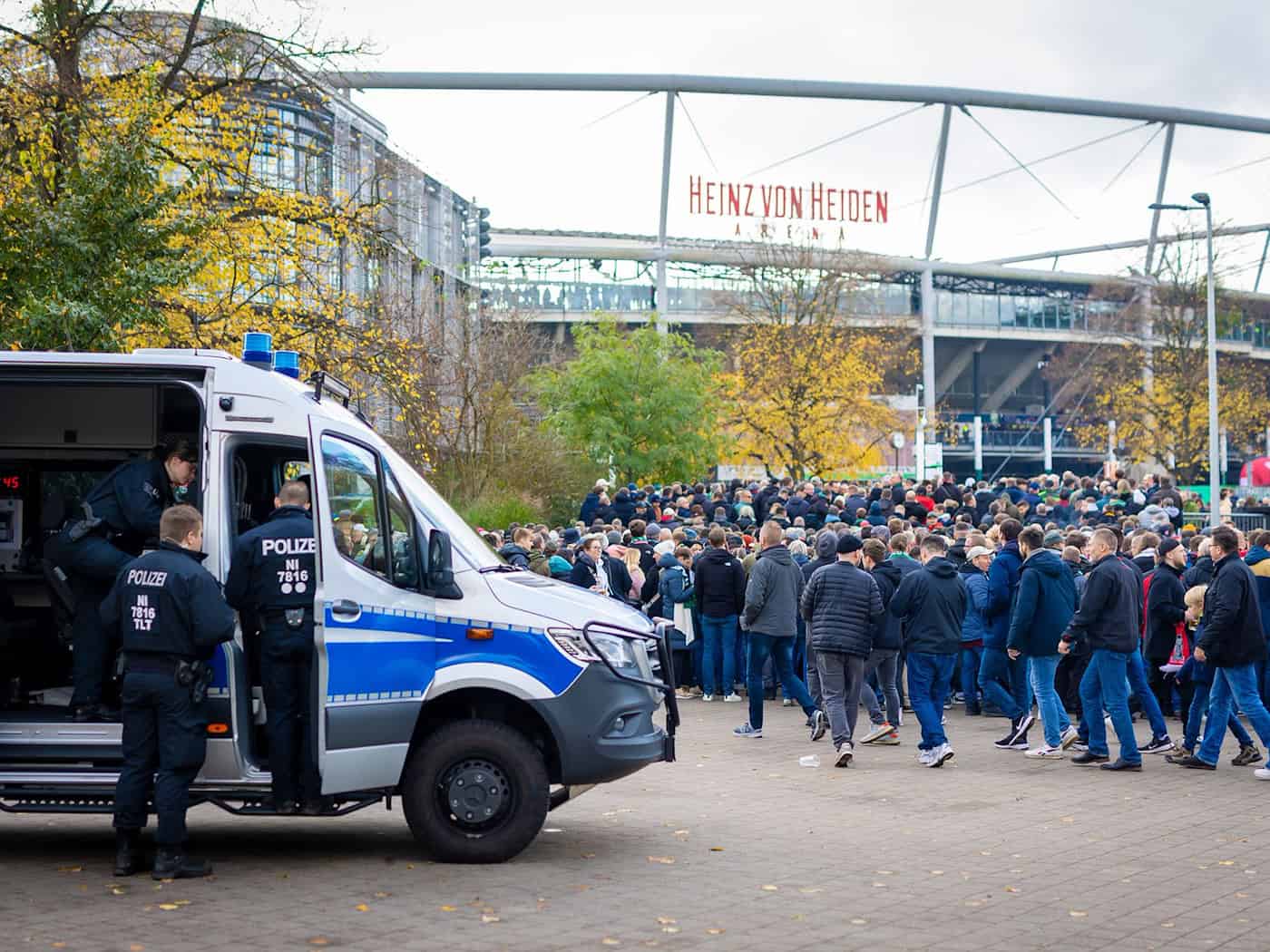 Die Polizei beim Niedersachsen-Derby zwischen Hannover 96 und Eintracht Braunschweig. (Archivbild) / Foto: Moritz Frankenberg/dpa