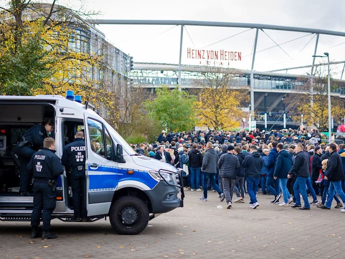 Die Polizei beim Niedersachsen-Derby zwischen Hannover 96 und Eintracht Braunschweig. (Archivbild) / Foto: Moritz Frankenberg/dpa