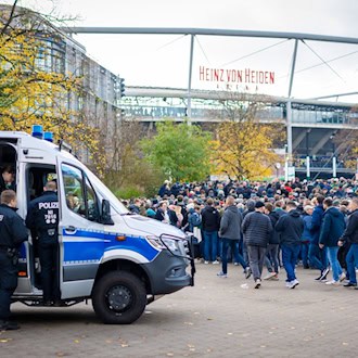 Die Polizei beim Niedersachsen-Derby zwischen Hannover 96 und Eintracht Braunschweig. (Archivbild) / Foto: Moritz Frankenberg/dpa