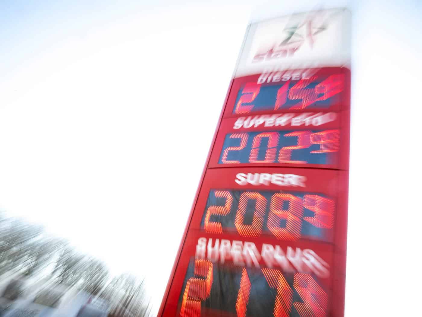 Die Spritpreise in Deutschland sind seit Beginn des Iran-Kriegs stark gestiegen. / Foto: Philip Dulian/dpa