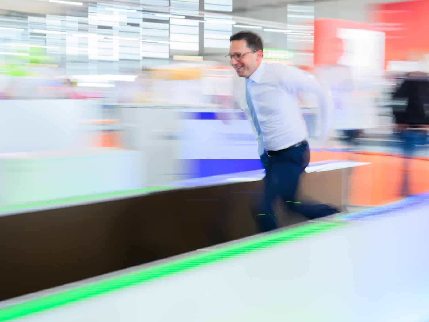 Die IdeenExpo zeige die Vielfalt möglicher Bildungs- und Berufswege auf, sagte Niedersachsens Wissenschaftsminister Falko Mohrs (SPD). (Archivbild) / Foto: Julian Stratenschulte/dpa