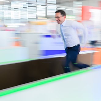 Die IdeenExpo zeige die Vielfalt möglicher Bildungs- und Berufswege auf, sagte Niedersachsens Wissenschaftsminister Falko Mohrs (SPD). (Archivbild) / Foto: Julian Stratenschulte/dpa