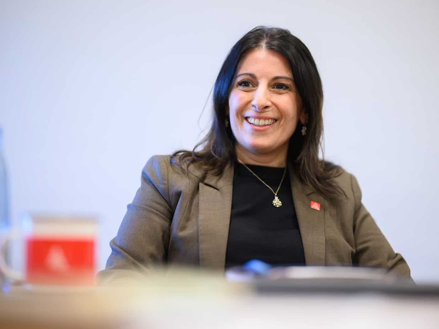 IG-Metall-Spitzenkandidatin Daniela Cavallo will nach der Wahl Vorsitzende des Gesamt- und Konzernbetriebsrats bleiben. (Archivbild) / Foto: Julian Stratenschulte/dpa