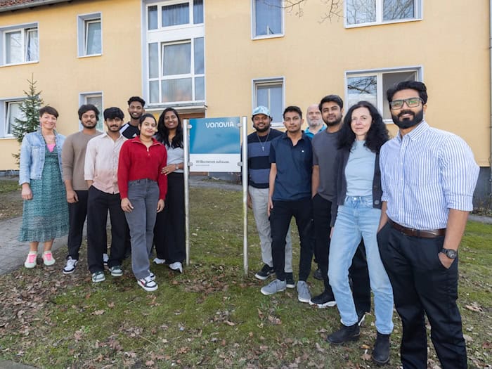 Willkommen in Osnabrück: Vonovia Vermieterin Claudia Sundermann (links), Objektbetreuer Rainer Gövert (4.v.r.) Dr. Jithin Jacob (rechts) und seine Mitarbeiterin Yvonne Mönkediek (2.v.r.) mit den indischen Auszubildenden vor ihrem neuen Zuhause.      Bildnachweis: Vonovia / Offenblende 