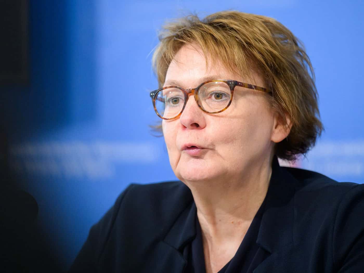 Innenministerin Behrens will neben einer sinkenden Kriminalitätsstatistik auch das Sicherheitsgefühl der Menschen stärken. (Archivbild)  / Foto: Julian Stratenschulte/dpa