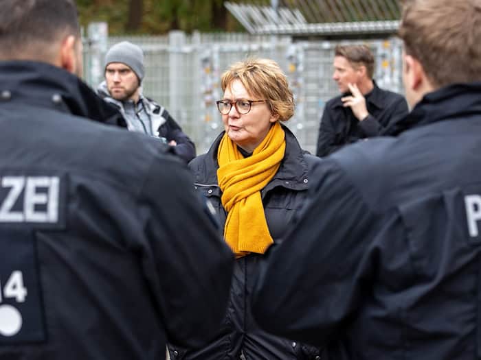 Vor dem Derby zwischen Hannover 96 und Eintracht Braunschweig richtet Innenministerin Daniela Behrens den Blick auf Sicherheit im Stadion. (Archivbild) / Foto: Moritz Frankenberg/dpa