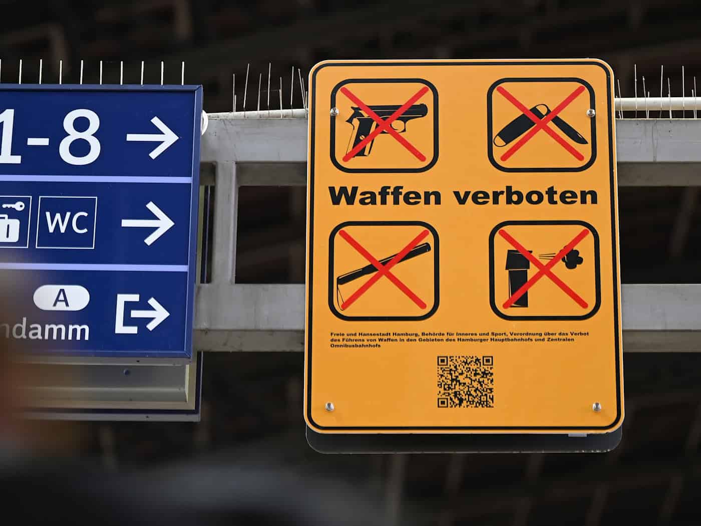 Vielerorts gelten bereits Waffenverbote – wie hier am Hauptbahnhof Hamburg. (Archivbild) / Foto: Niklas Graeber/dpa