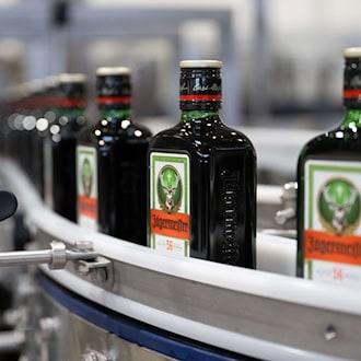 Jägermeister trotzt dem schwachen Markt und verkauft deutlich mehr Flaschen seines Kräuterlikörs. (Archivbild) / Foto: Sebastian Kahnert/dpa