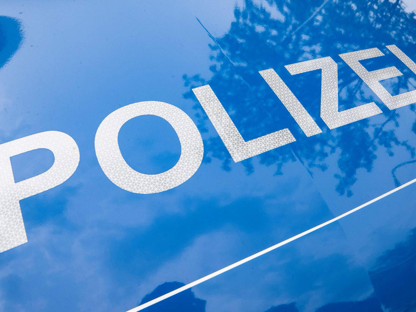 Die Jugendlichen sollen auch Autoscheiben eingeschlagen haben. (Symbolbild) / Foto: Boris Roessler/dpa