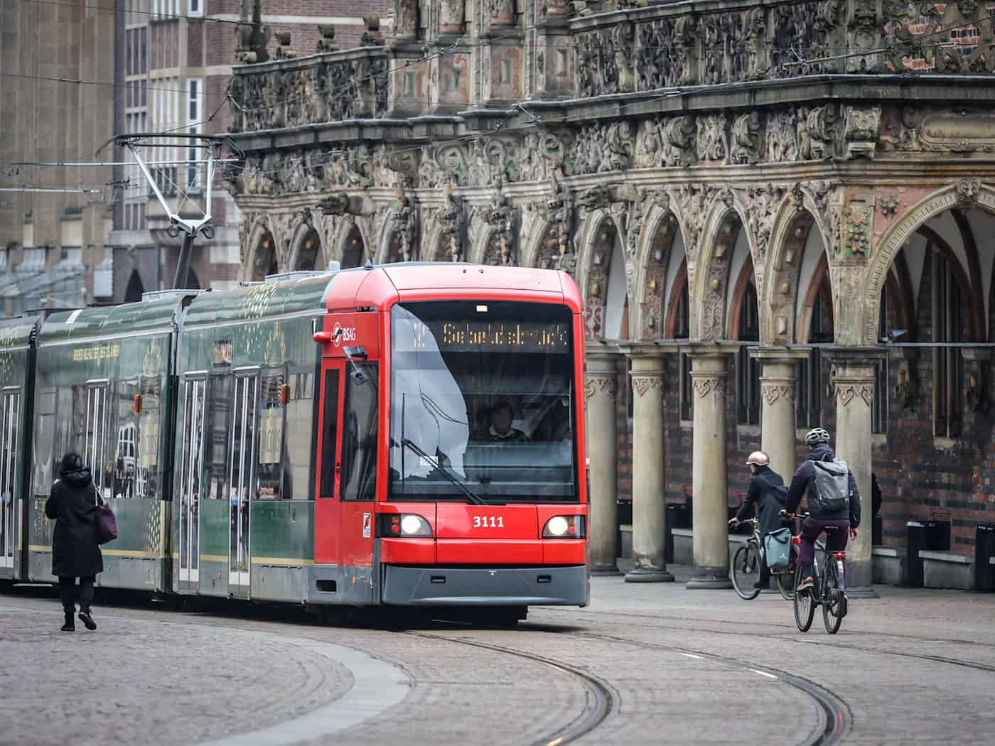 Busse und Bahnen fahren am Donnerstag wie gewohnt durch Bremen. (Archivbild) / Foto: Focke Strangmann/dpa