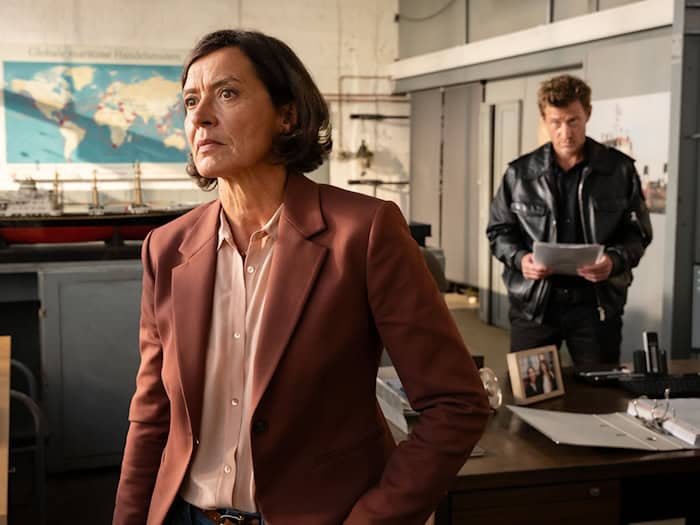 Reederei-Chefin Amke Wilhelmson (Ulrike Folkerts) wird von Henk Cassens (Maxim Mehmet) befragt - Szene aus dem ZDF-Krimi «Friesland - Schiffe schrotten» (schon im Streamingportal, am 11.3. im Fernsehen). / Foto: Michael Kötschau/ZDF/dpa