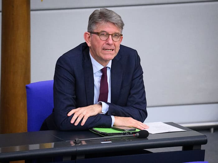 Kulturstaatsminister Wolfram Weimer findet seine Entscheidung zum Ausschluss dreier Buchläden vom Deutschen Buchhandlungspreis richtig. (Archivbild) / Foto: Bernd von Jutrczenka/dpa