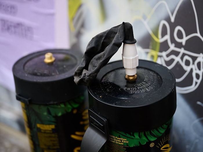 Beim Giftinformationszentrums Nord sind im vergangenen Jahr 33 Mal Menschen wegen der missbräuchlichen Inhalation von Lachgas beraten worden. (Symbolbild) / Foto: Annette Riedl/dpa