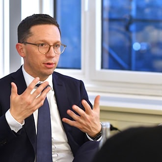 Niedersachsens Wissenschaftsminister Falko Mohrs (SPD) will mehr Autonomie für die Hochschulen. (Archivbild) / Foto: Ella Wenzel/dpa
