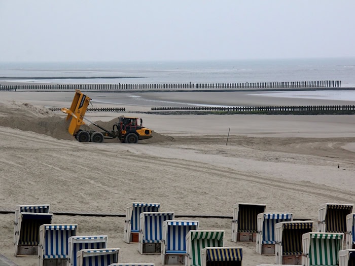 Rund 30.000 Kubikmeter Sand fehlen laut der Insel nach dem Winter an Wangerooges Badestrand.  / Foto: Peter Kuchenbuch-Hanken/dpa