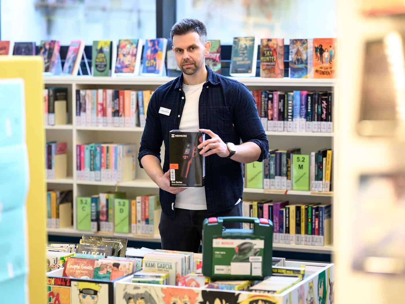 Die Wärmebildkamera gehört zu den beliebten Leihobjekten in der «Bibliothek der Dinge» in Achim.  / Foto: Izabela Mittwollen/dpa