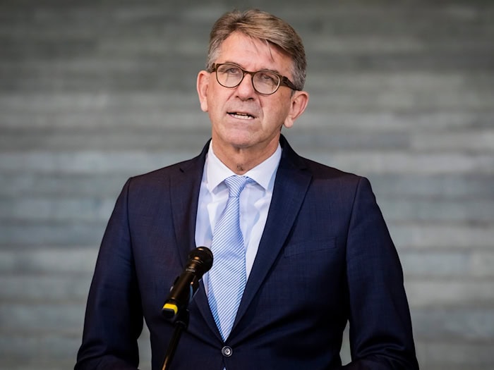 Wirbel um Weimer: Regierung weist Rücktrittsforderung zurück