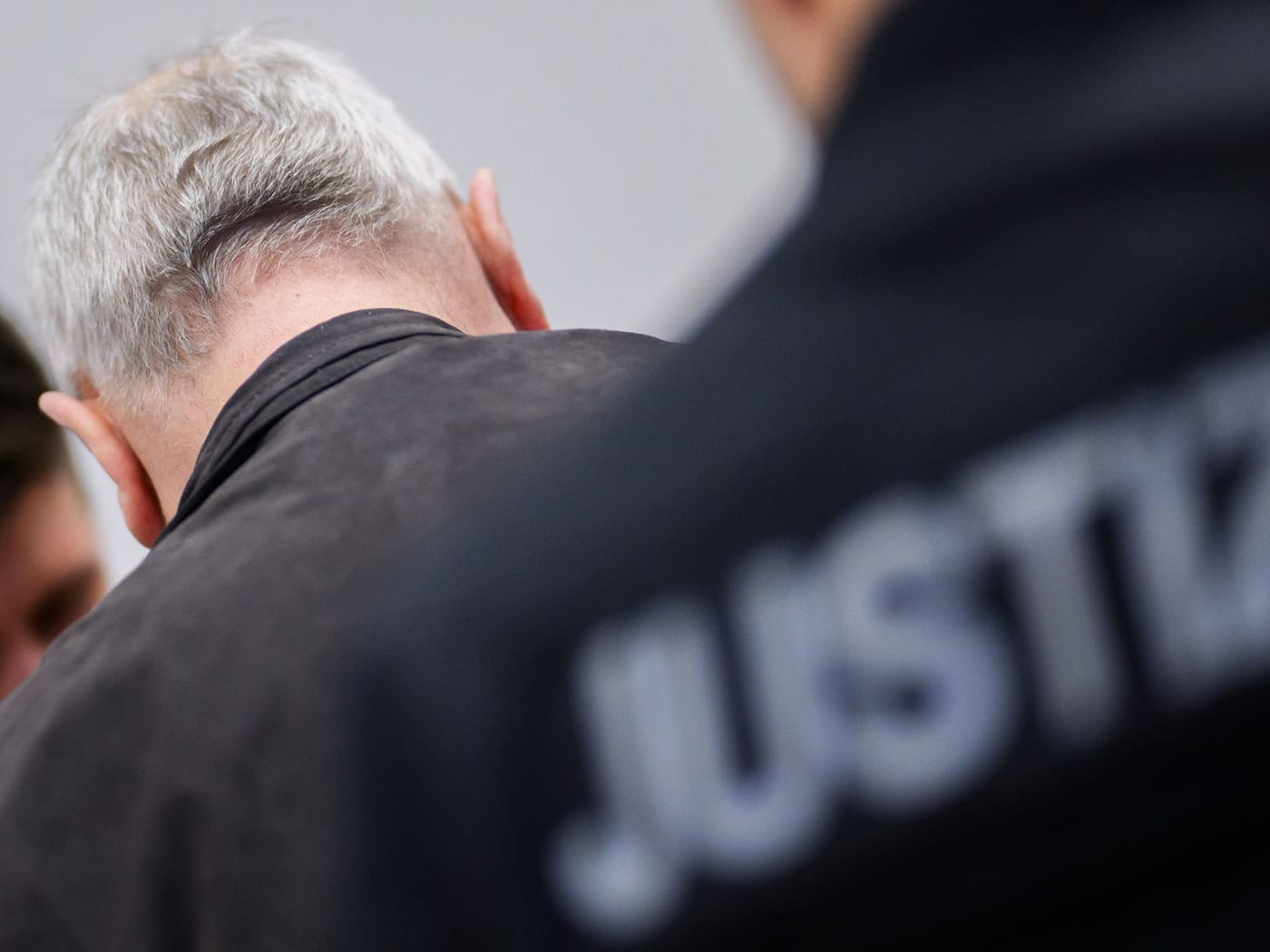 Ein 68-Jähriger soll einen Mann in einem Schrebergarten bei Hameln getötet haben - mit einem gezielten Schuss in den Nacken. / Foto: Julian Stratenschulte/dpa