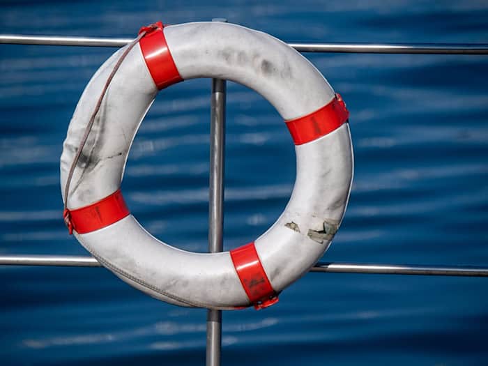 Polizisten reagierten schnell und warfen dem Hundebesitzer einen Rettungsring zu. (Symbolbild) / Foto: Stefan Sauer/dpa