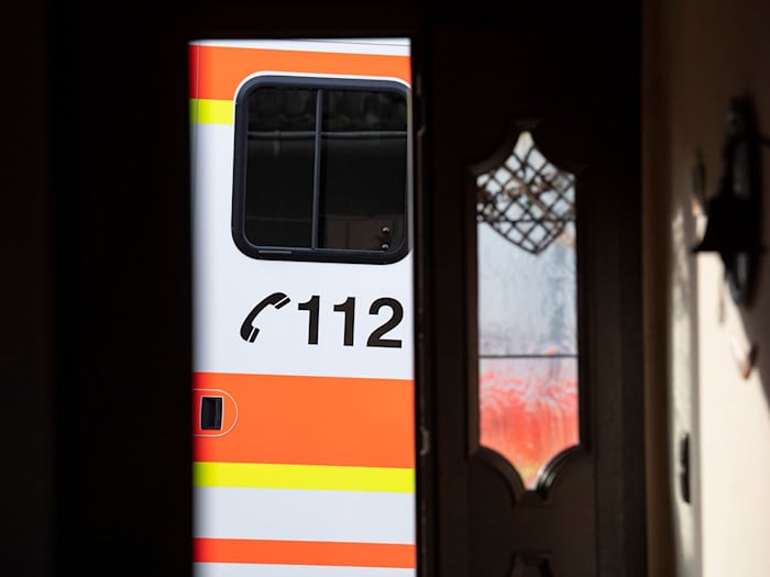 Der Mann wurde noch in ein Krankenhaus gebracht. (Symbolbild) / Foto: Boris Roessler/dpa