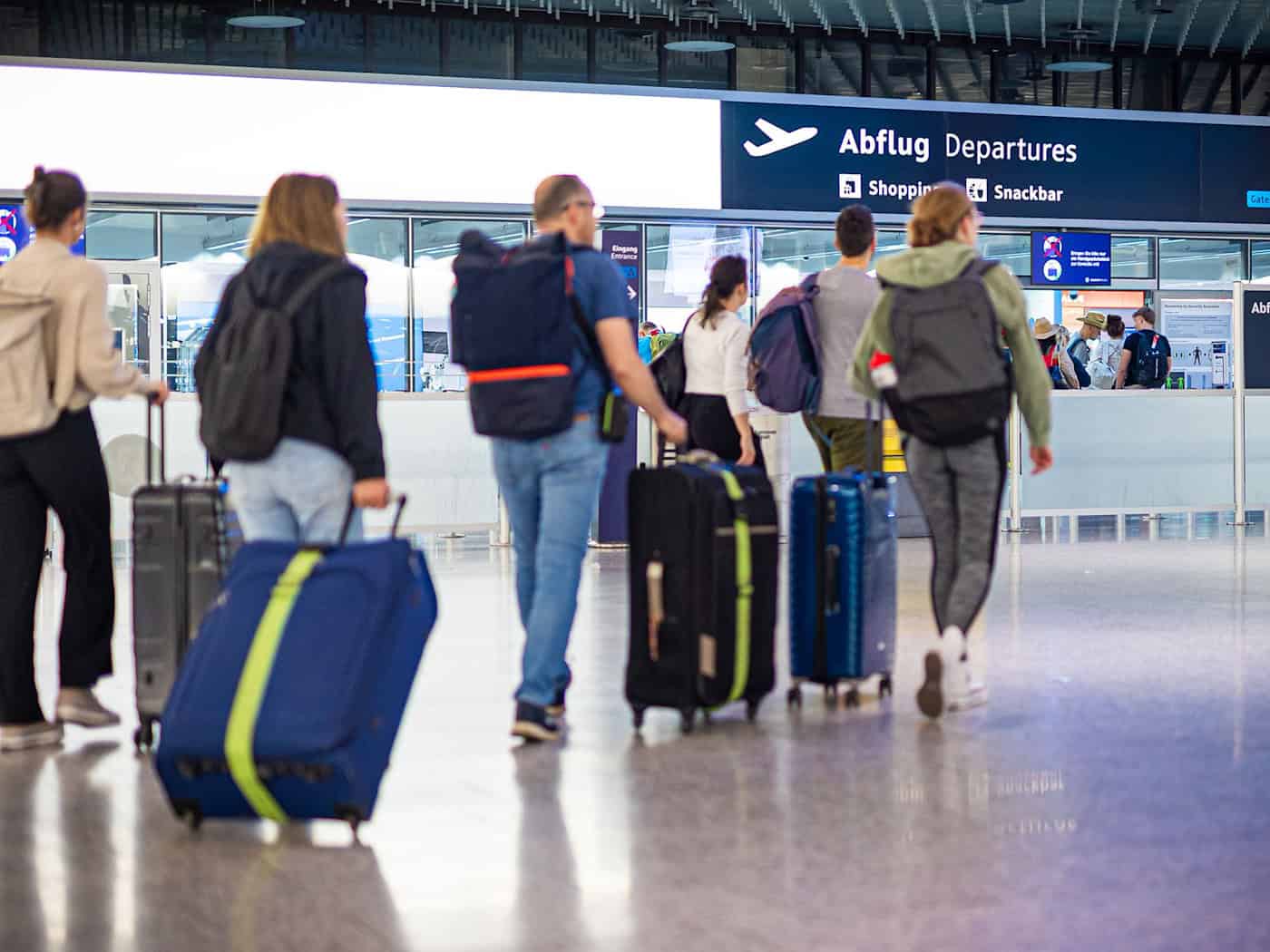 Bei verspäteten oder gestrichenen Flügen fordern viele Passagiere Entschädigung von Airlines – immer wieder beschäftigen solche Fälle die Gerichte. (Symbolbild) / Foto: Moritz Frankenberg/dpa