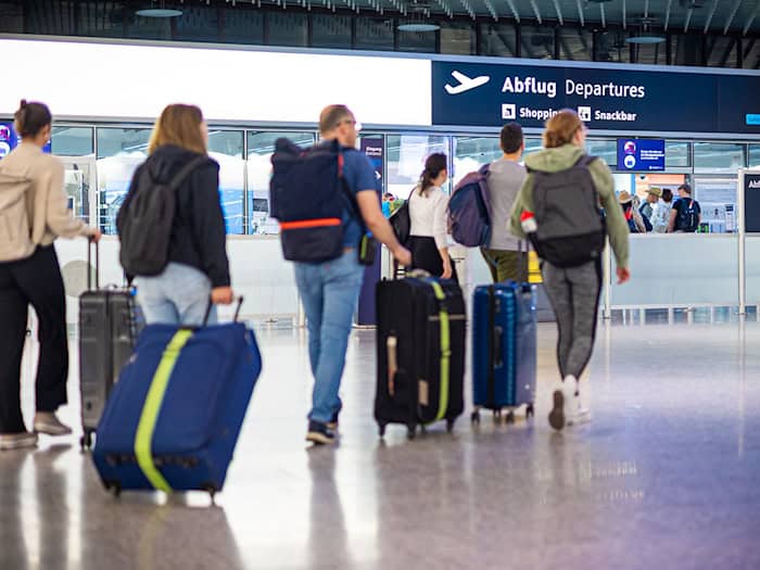 Bei verspäteten oder gestrichenen Flügen fordern viele Passagiere Entschädigung von Airlines – immer wieder beschäftigen solche Fälle die Gerichte. (Symbolbild) / Foto: Moritz Frankenberg/dpa