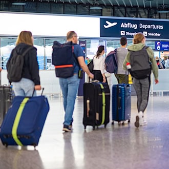 Bei verspäteten oder gestrichenen Flügen fordern viele Passagiere Entschädigung von Airlines – immer wieder beschäftigen solche Fälle die Gerichte. (Symbolbild) / Foto: Moritz Frankenberg/dpa