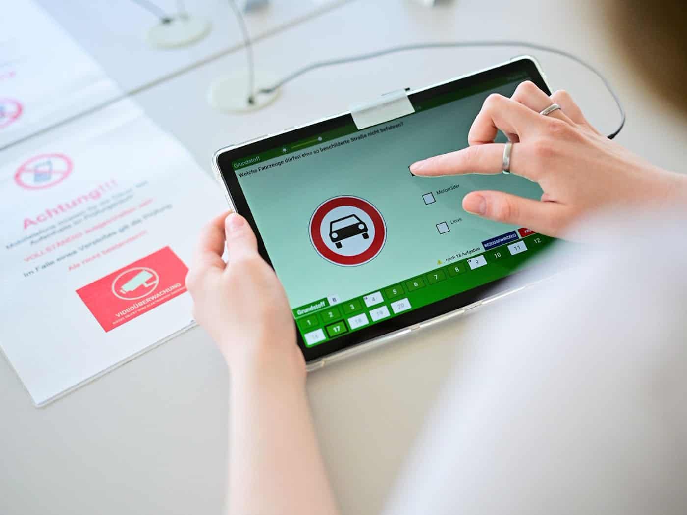 In mehr als jedem dritten Fall kamen Gadgets wie etwa Mini-Kameras oder kleine Ohrhörer zum Einsatz. (Symbolbild) / Foto: Sebastian Gollnow/dpa