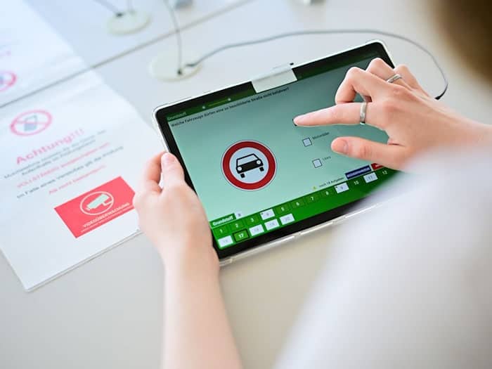 In mehr als jedem dritten Fall kamen Gadgets wie etwa Mini-Kameras oder kleine Ohrhörer zum Einsatz. (Symbolbild) / Foto: Sebastian Gollnow/dpa