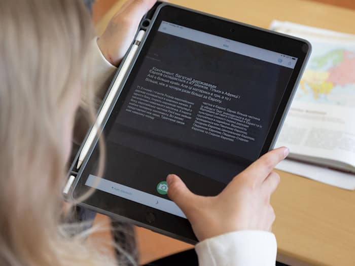 Vom kommenden Schuljahr an sollen alle Siebtklässlerinnen und Siebtklässler ein Tablet bekommen. (Archivbild) / Foto: Friso Gentsch/dpa