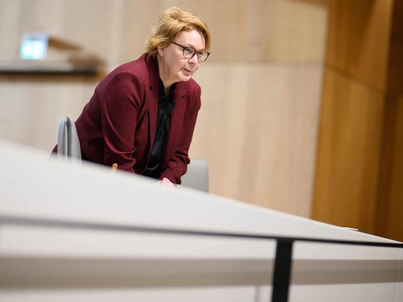 Niedersachsens Innenministerin Behrens richtet den Blick auf Beamte mit AfD-Engagement. (Archivbild) / Foto: Julian Stratenschulte/dpa