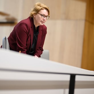 Niedersachsens Innenministerin Behrens richtet den Blick auf Beamte mit AfD-Engagement. (Archivbild) / Foto: Julian Stratenschulte/dpa