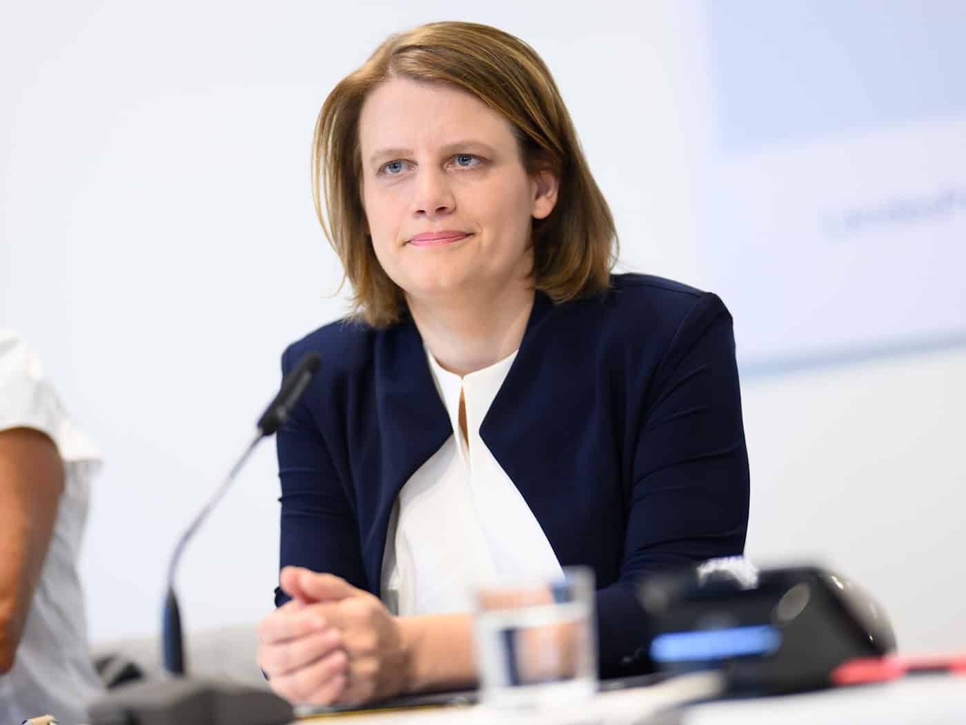 Sie sieht in der Oberstufenreform eine Chance auf Modernisierung und Bildungsgerechtigkeit: Kultusministerin Julia Willie Hamburg. (Archivbild) / Foto: Julian Stratenschulte/dpa