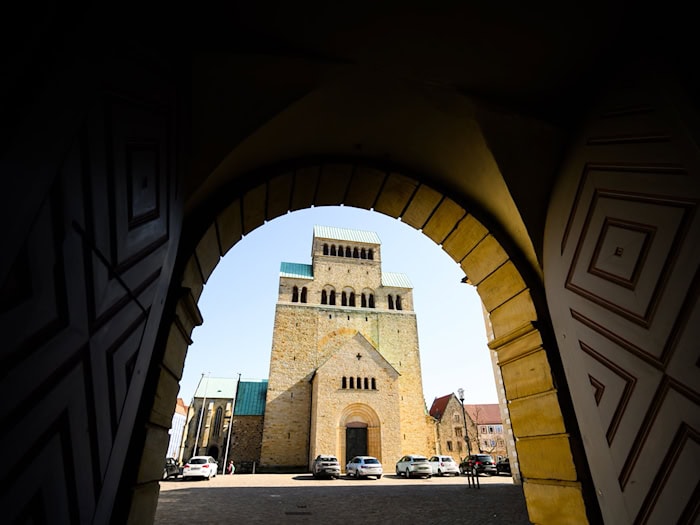 Blick vom Bischöflichen Generalvikariat auf den Hildesheimer Dom. Die Aufarbeitung sexualisierter Gewalt beschäftigt das Bistum Hildesheim weiterhin. (Symbolbild) / Foto: Julian Stratenschulte/dpa