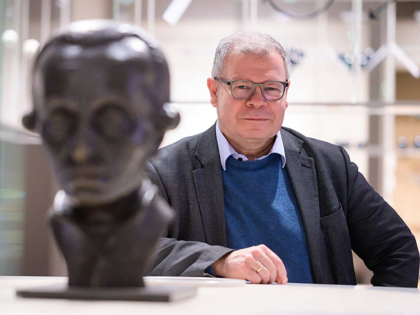 Museumsdirektor Joachim Mähnert sitzt im eigens errichteten «Kant-Museum». / Foto: Philipp Schulze/dpa