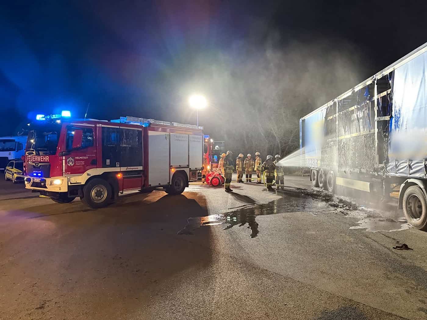 Die Feuerwehr hat zwei brennende Sattelauflieger mit gepresstem Restmüll gelöscht - die Ladung sollte eigentlich im Kraftwerk verbrannt werden. / Foto: -/Feuerwehr Helmstedt/dpa