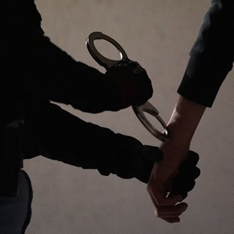 Ermittler nahmen einen Verdächtigen nach einem Messerangriff fest. (Symbolbild) / Foto: Leonie Asendorpf/dpa